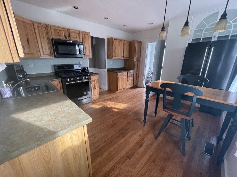 Building Photo - 2 Hough St