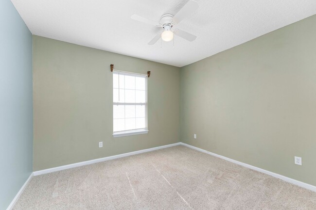 Building Photo - Charming 3BR Townhouse with Garage & Priva...