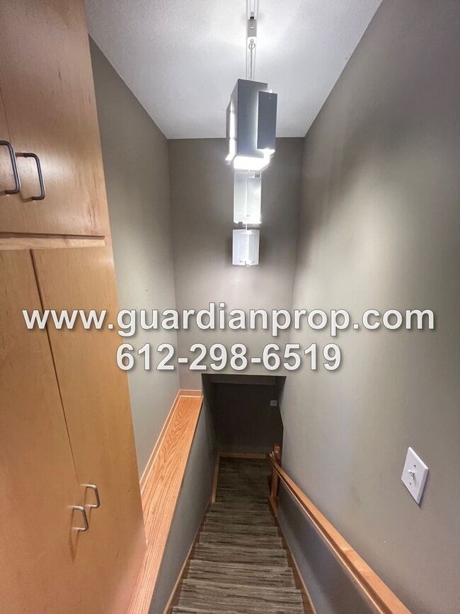 Building Photo - Mendota Heights Rambler Available Septembe...