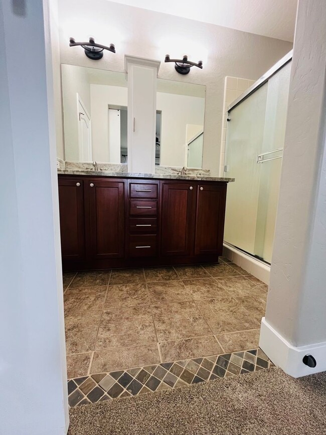 Building Photo - Beautiful, freshly renovated home in Avalon gated community in Visalia!