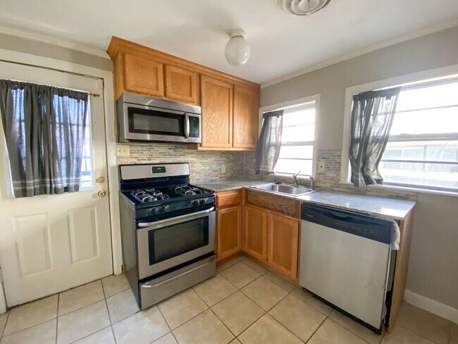 Building Photo - UPDATED 2 BD 1 BA NEAR