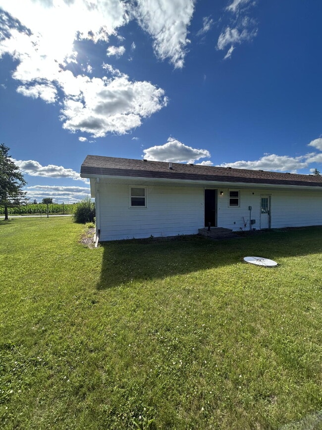 Building Photo - 3 Bedroom Duplex with Attached Garage & La...