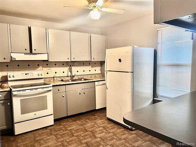 Building Photo - 22116 Dante St