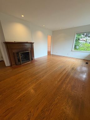 Building Photo - Freshly Painted Large Queen Anne Home! $3495