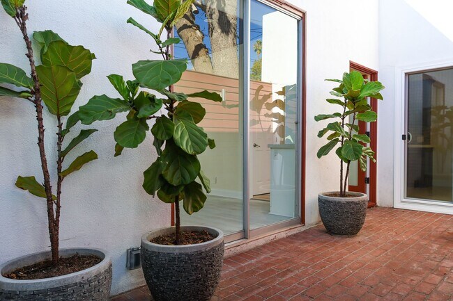 Building Photo - 1220 N Coast Hwy