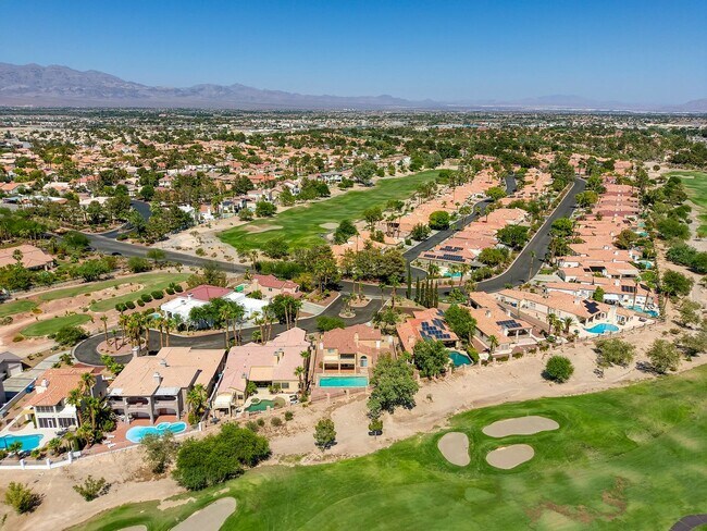 Building Photo - POOL HOME WITH LUSCIOUS GOLF COURSE & MAJE...