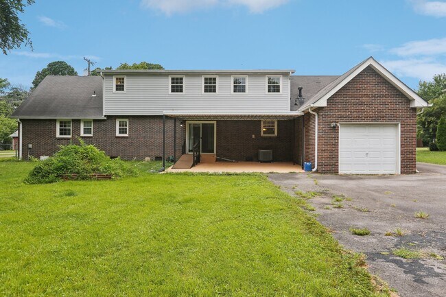 Building Photo - 8024 Regency Dr