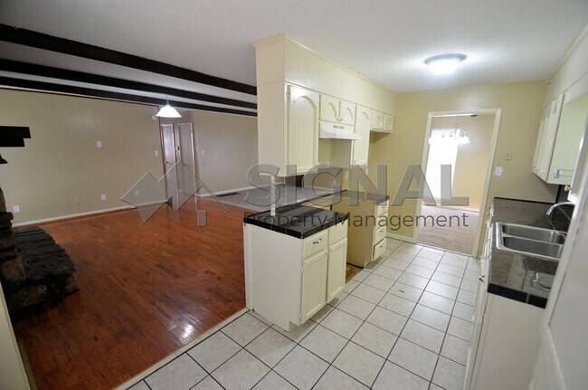 Building Photo - 4001 6th Ave