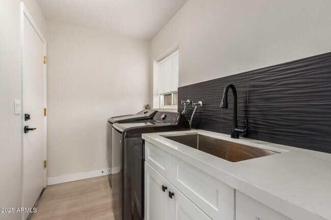 Building Photo - 4521 E Sunrise Dr