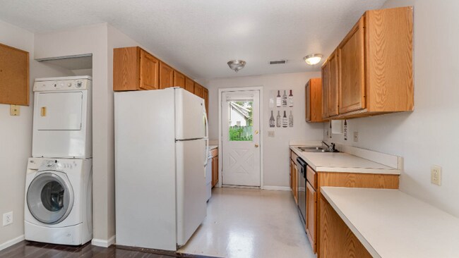 Building Photo - 204 Cherry St