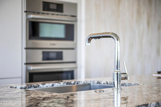 Building Photo - 7180 E Kierland Blvd