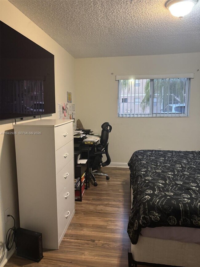 Building Photo - 2565 W 56th St