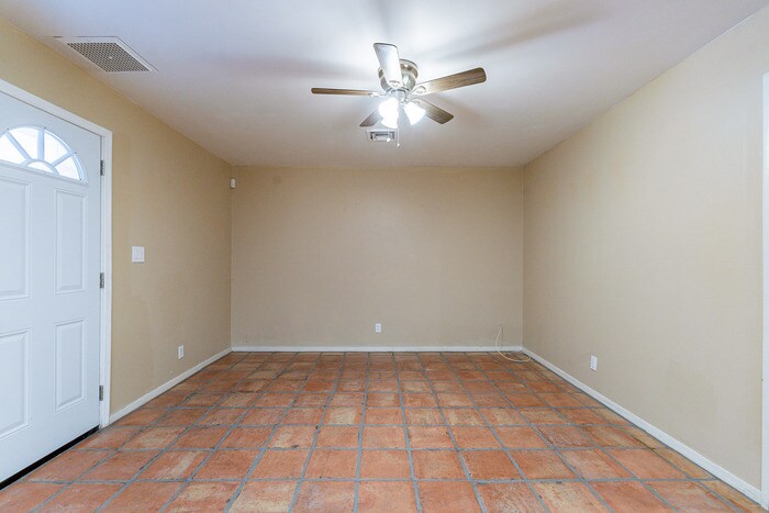 Building Photo - 1025 W 12th Pl