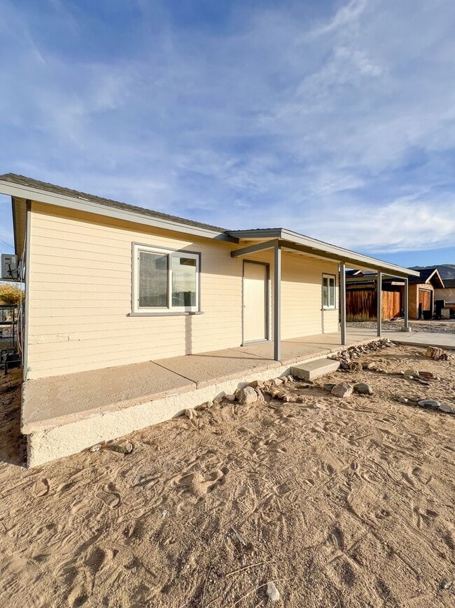 Building Photo - Adorable 2 Bedroom 1 Bathroom Home