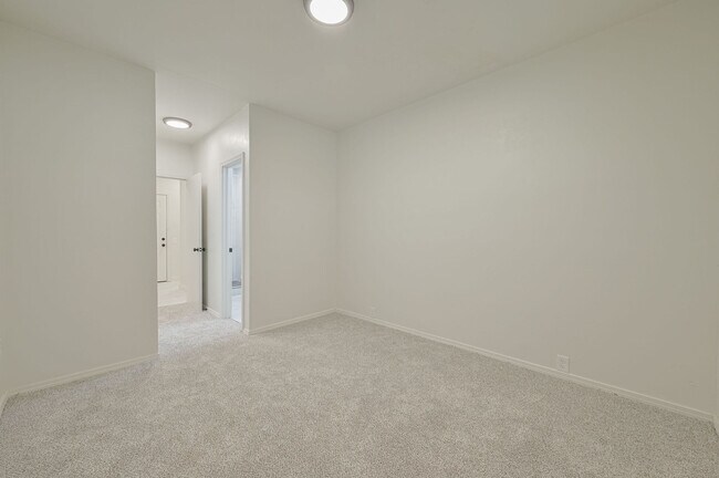 Building Photo - 3501 Sycamore Dr