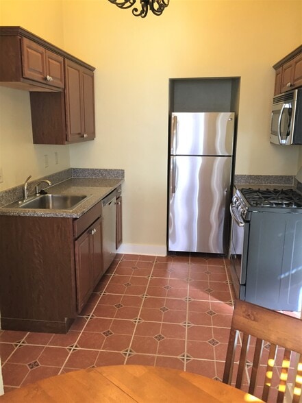 Building Photo - 1004 Scott St