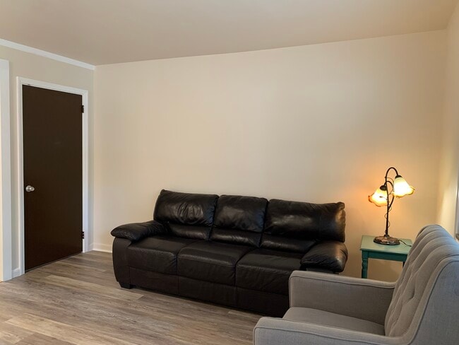 Building Photo - 208 S Elm St