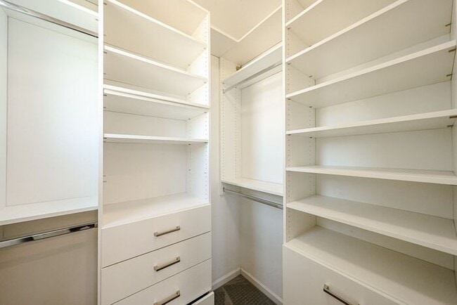 Building Photo - Beautiful 5bedrooms-2Baths Modern Style Home!