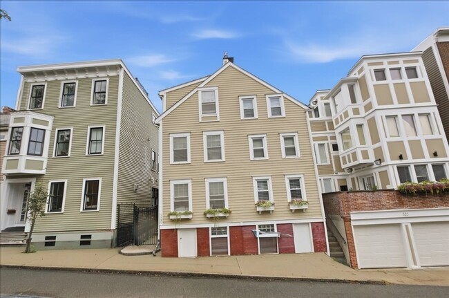 Building Photo - 120 Elm St