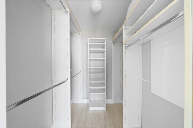 Building Photo - 610 W Las Olas Blvd