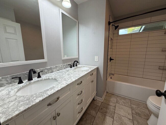 Building Photo - 3 Bedrooms, 1 Bathroom - Home in Celenease! *MOVE-IN SPECIAL!!*