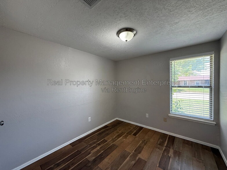 Building Photo - 1071 Castlebury Mansion