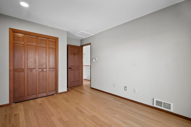 Building Photo - 1020 Walsen Rd