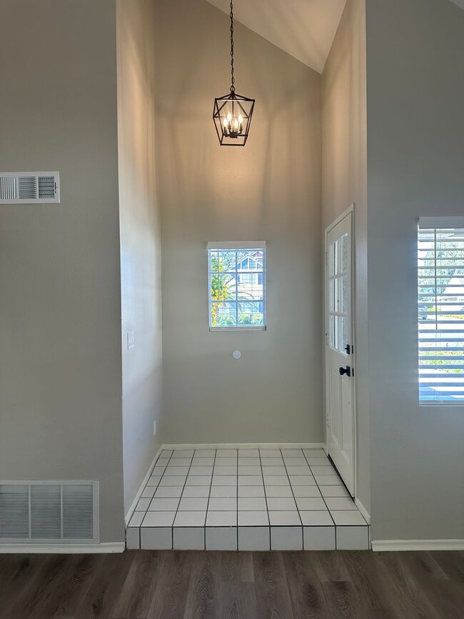 Building Photo - Beautifully Renovated Craftsman  4 Bed/2.5...