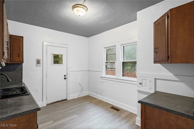 Building Photo - 3303 E 118th St