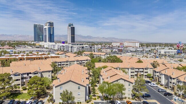 Building Photo - "Spacious 2-Bed, 2-Bath Condo Retreat in the Heart of Las Vegas!"