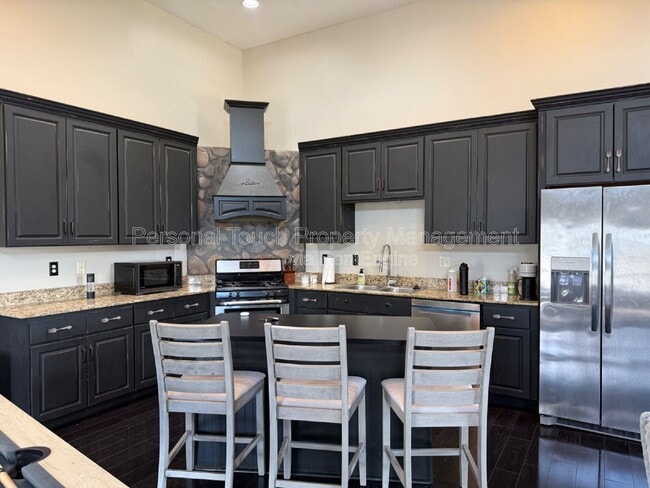 Building Photo - 4106 Clubhouse Dr S