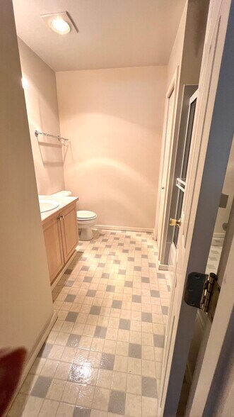 Guest Bathroom - 15340 Macadam Rd S