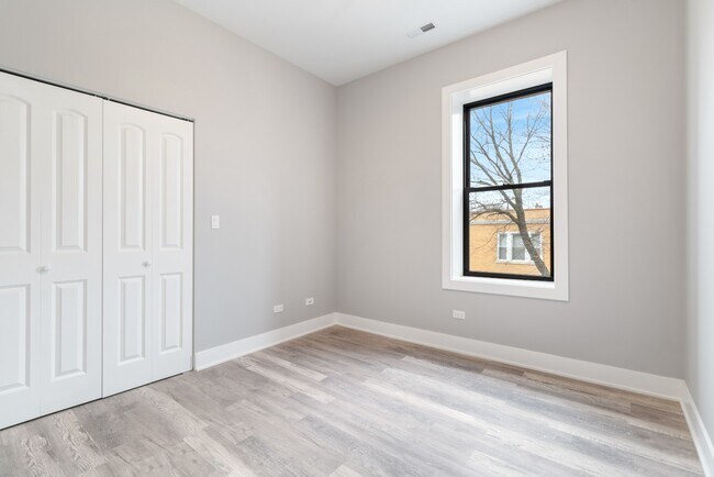Building Photo - Beautiful, Rehabbed 2b/2b, Ukrainian Village, Avail 6/15!