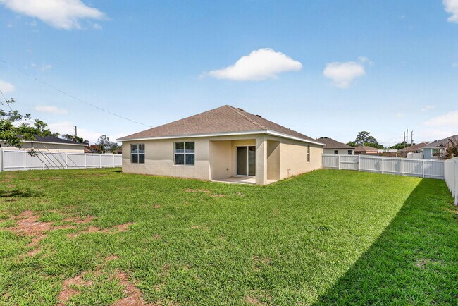 Building Photo - 393 SW Tarra Ave