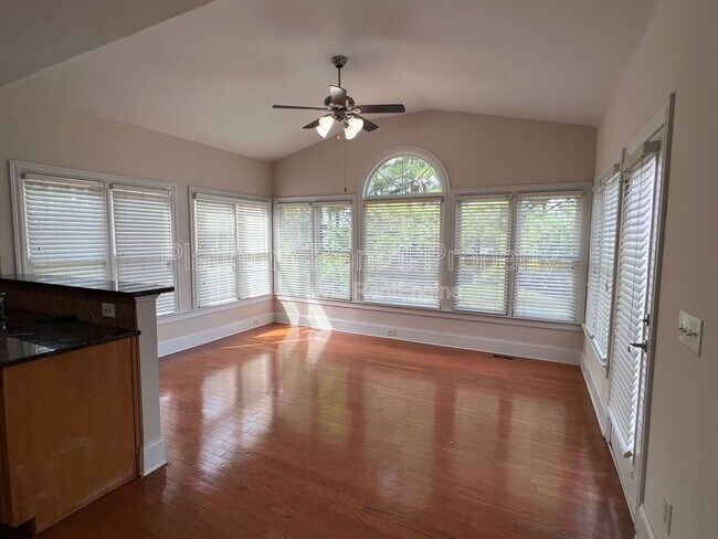 Building Photo - 5520 Viewpoint Ct