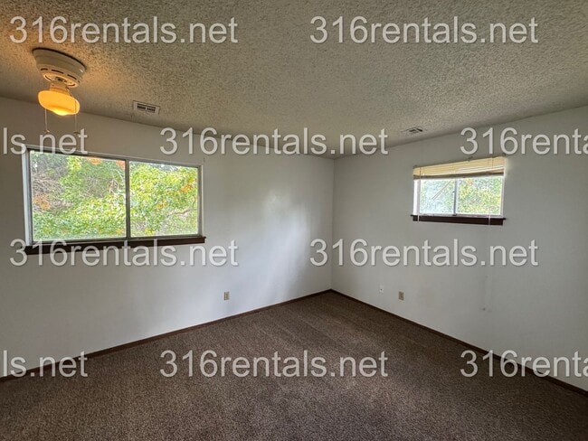 Building Photo - $850- 2 bed 1 bath - Townhomes