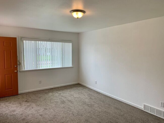 Building Photo - 2 Bedroom, 1 Bath Ranch Style Duplex with ...