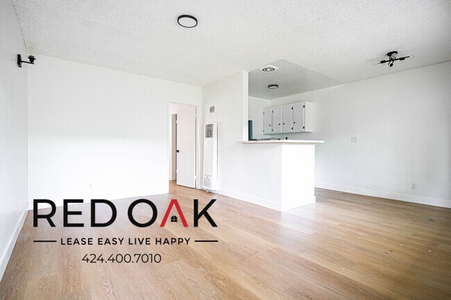 Building Photo - Spacious, Bright, and Completely Remodeled...