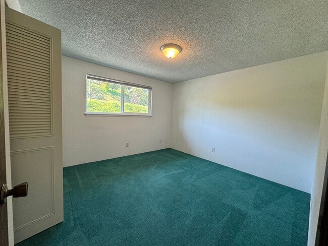 Building Photo - 2 Bedroom Upstairs apartment For Rent Loca...