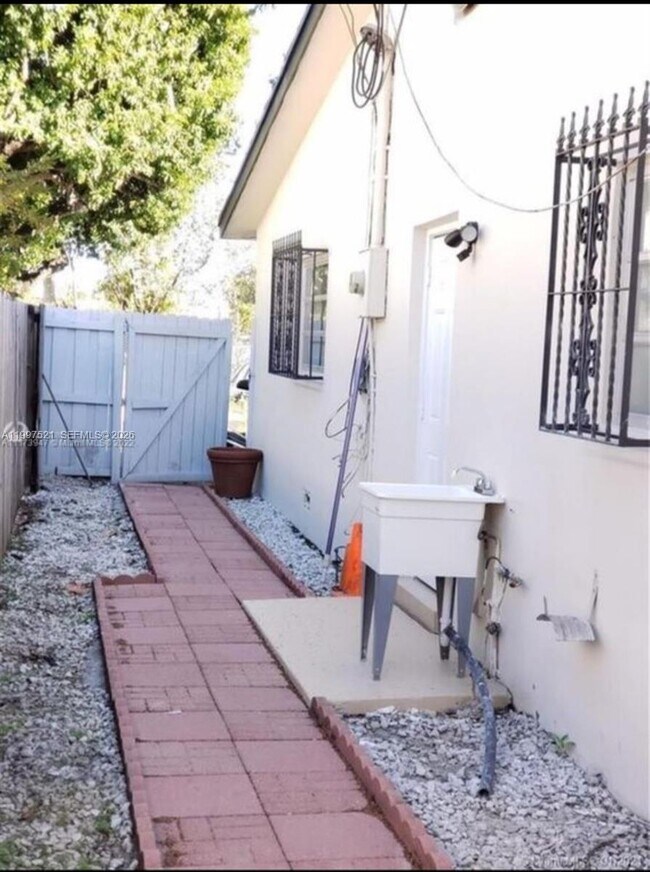 Building Photo - 3040 SW 77th Ct