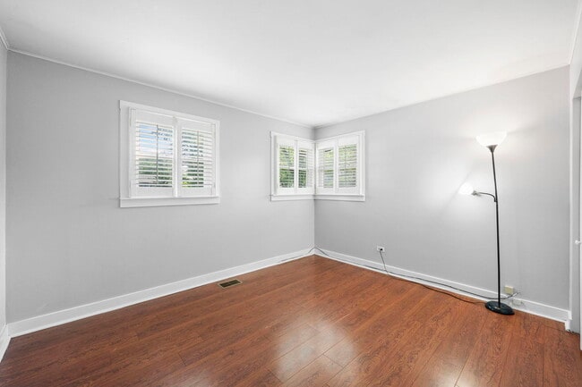 Building Photo - 2607 School Dr