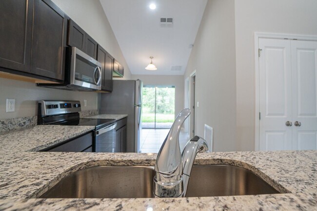 Building Photo - PENDING APPLICATION- Beautiful 3/2 Energy Efficient 1 Story Attached Home w/ 1 Car Garage