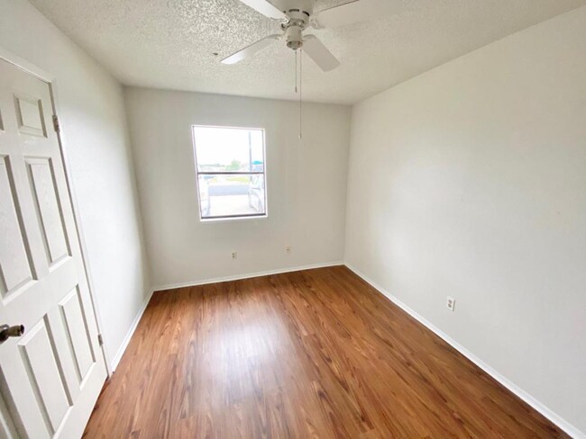 Building Photo - 3323 Chisholm Trl #B