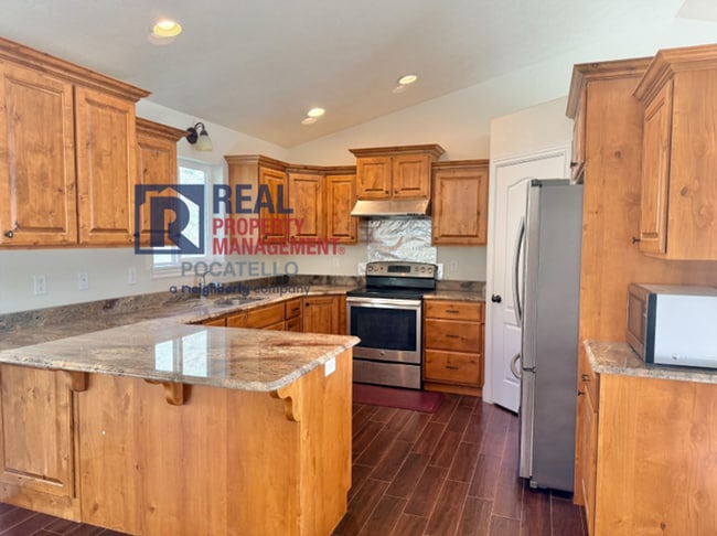 Building Photo - Beautiful 4 bed 3 bath home - 2 car garage...