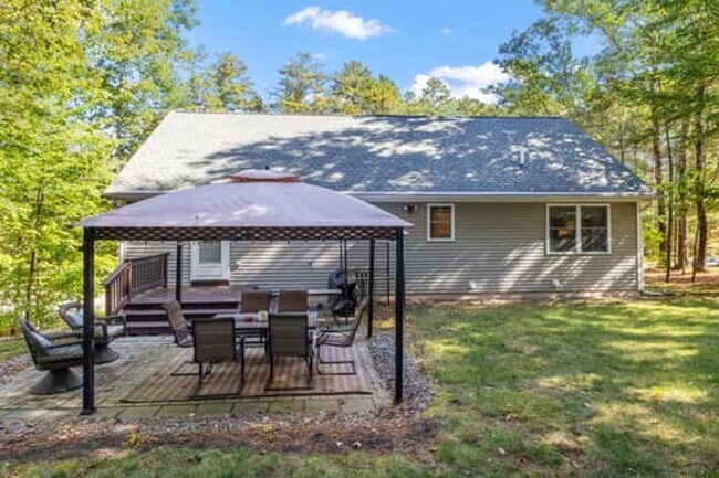 Building Photo - Spacious & Comfortable 4 Bedroom House - C...