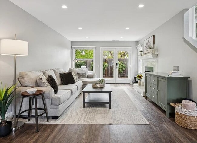 Building Photo - 641 Centre Ct