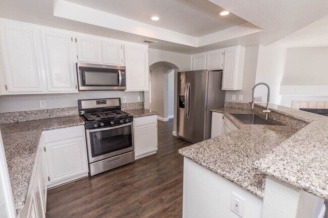 Building Photo - Lovely Home in The Lakes!