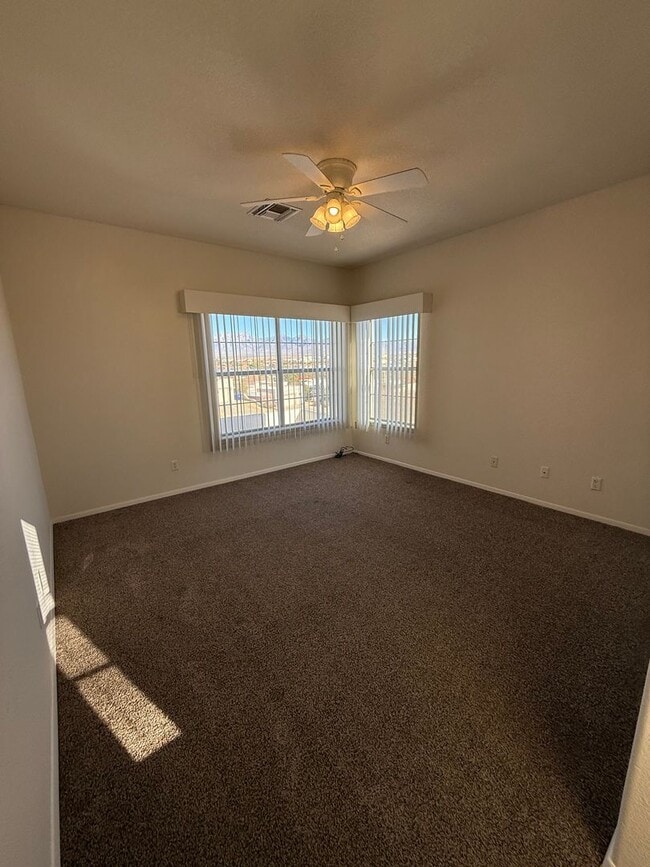 Building Photo - Beautiful 3 Bedroom/2.5 Bathroom Home Located off Roadrunner