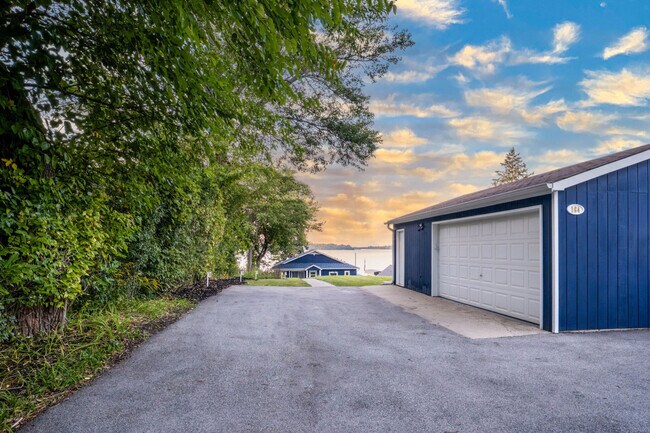 Building Photo - 184 Grand Ave