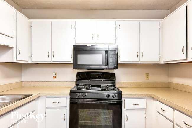 Building Photo - 560 Crestridge Ct